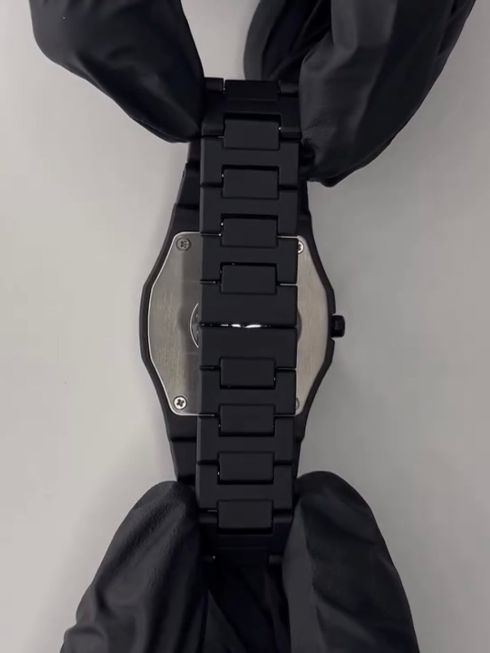 Black Minimalist Analog Wrist Aura Watch With Stainless Steel Strap And Butterfly Lock Non Waterproof